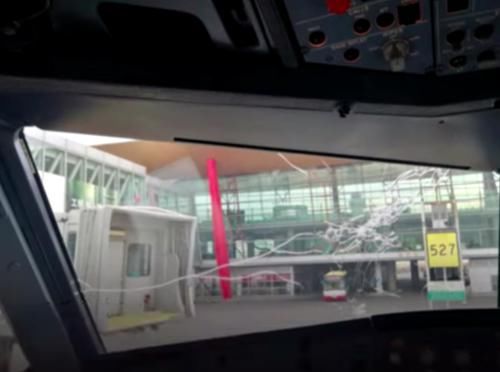 这回是空客！釜山飞北京航班遇冰雹，前挡风玻璃破裂着陆灯损坏