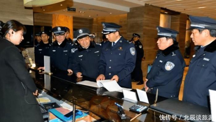 情侣旅游住酒店时，碰巧遇到警察查房怎么办？如何证明是清白的？