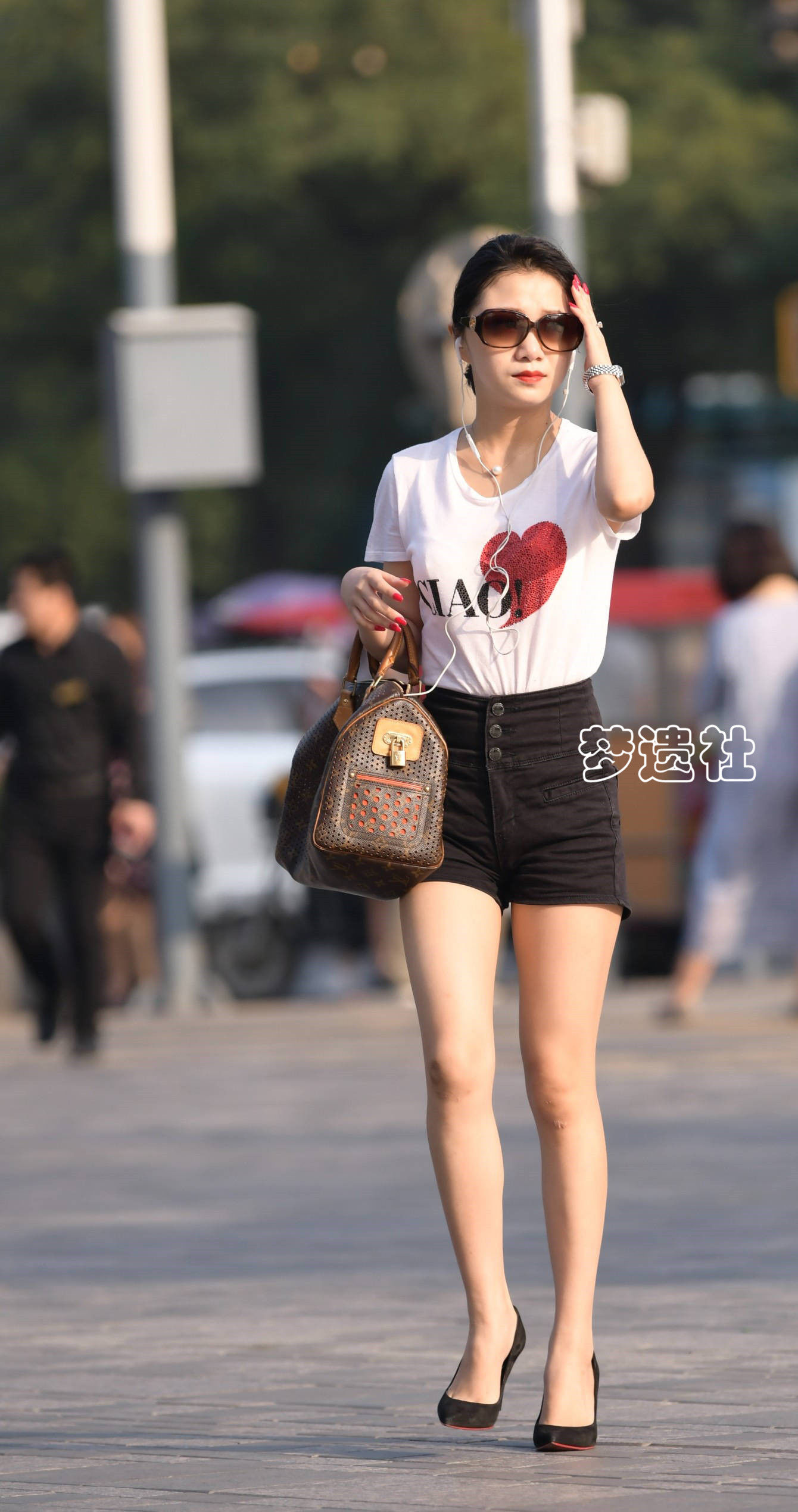 美女街拍:有点高冷,有点傲气,也有点性感