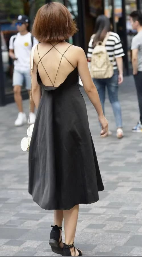 性感短发小姐姐，黑色漏背吊带长裙显诱人极致身材，背影真的好迷