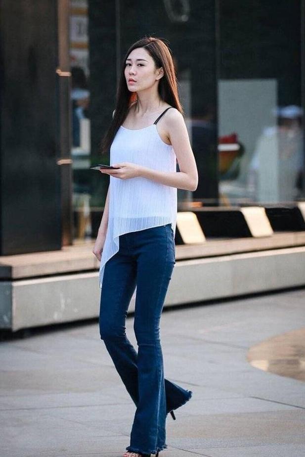 街拍：美女虽不是曲线身材，但胜在高挑人也漂亮，也很有感觉