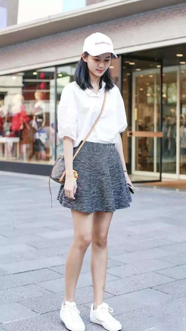 街拍：美女身穿V领性感上衣，凸显完美身材曲线！