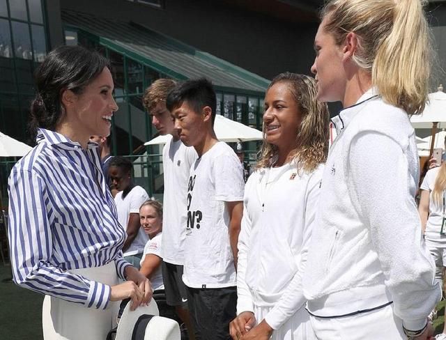 梅根和嫂子凯特王妃单独出游看球赛 一个休闲一个气质范儿