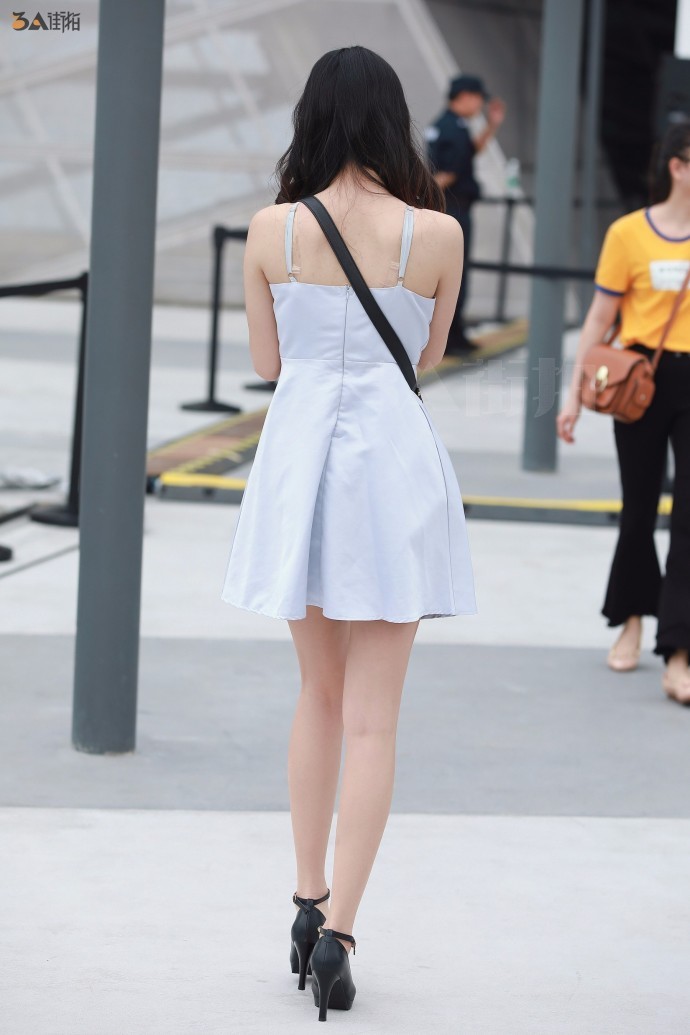 路人街拍，很有气质的小姐姐，不笑比笑要好看