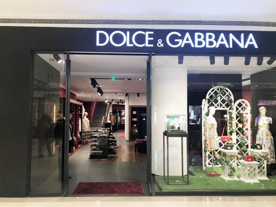 亲身示范丨原来真的可以在试衣间自拍出时尚芭莎封面!