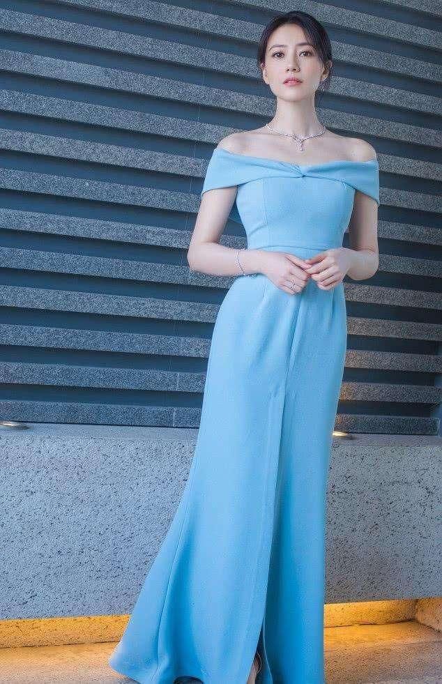 高圆圆身穿抹胸蓝裙，露香肩展现骨感魅力，这身材穿什么都好看！