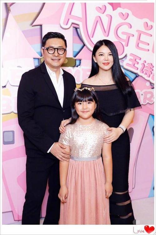 42岁李湘真瘦了，一身印花连衣裙高级有范，网友：这颜值让人怀疑