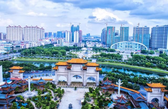 广西有个云天宫，主体楼有21层，内藏许多奇珍异宝