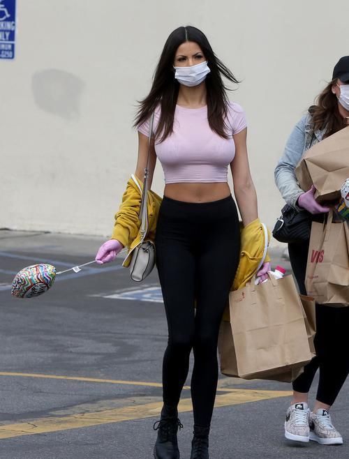 #身材太棒#INS模特Katie Bell好会穿,紧身T恤配leggings,“4D”身材真饱满