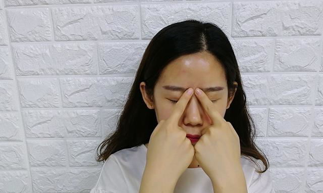 女人长按这3个地方，每天1分钟，改善皮肤暗黄皱纹！
