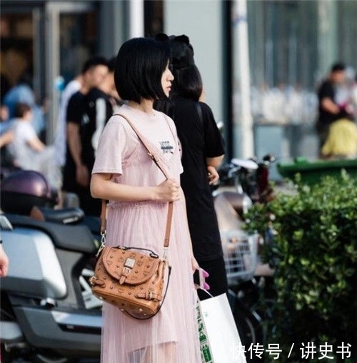 『不已』街拍:身材匀称的美女,一件露肩上衣配靓丽的小皮裤,让人赞不已