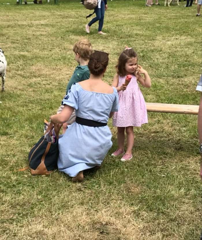 凯特王妃带儿女郊游, 小公主吃着冰激凌, 小王子扭头看远方