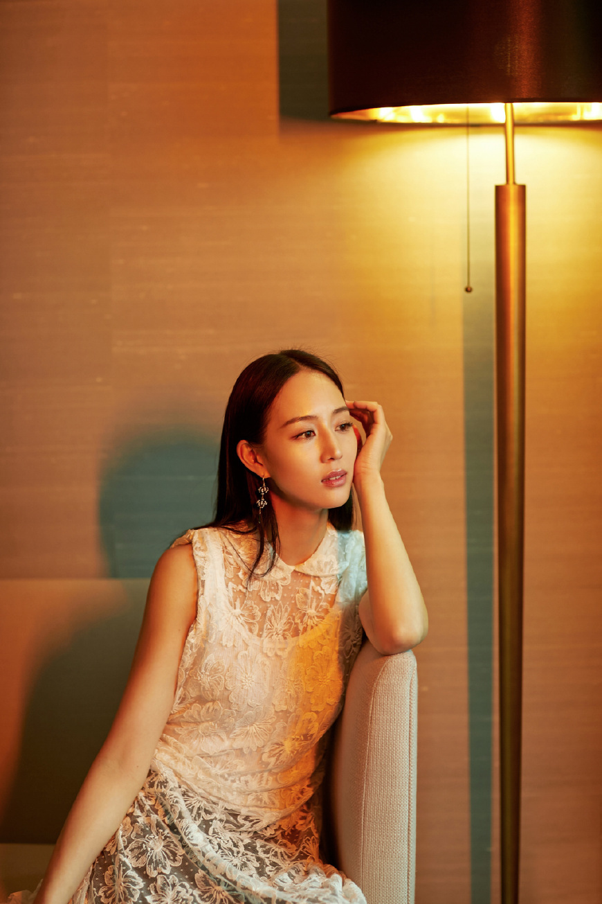 36岁张钧甯身着一袭深V长裙亮相，精致又有女人味