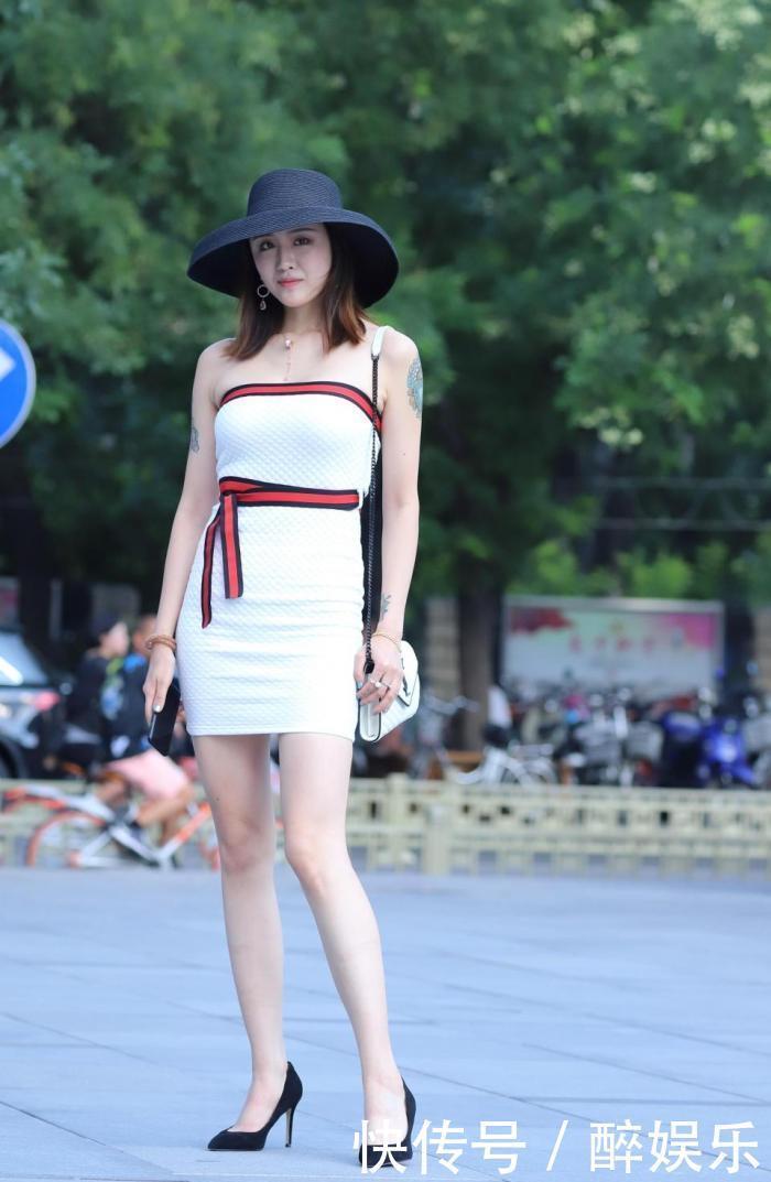  「尽显」美女颜值高气质佳，一袭红白拼接短裙尽显好身材