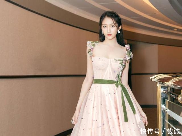 八位''穿纱裙''的女星，赵丽颖靓丽、热巴可爱，被杨颖美到了