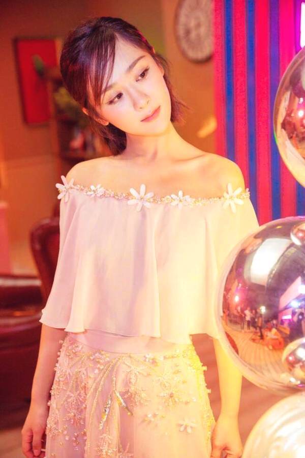 杨紫 又一波时尚“暴击”, 杨紫 芭莎慈善夜穿搭也太好看了吧！