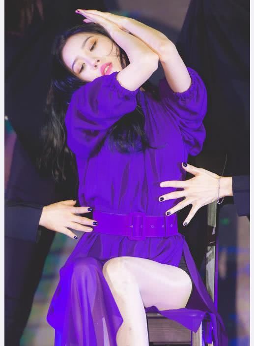 第一美腿李宣美，天生媚骨，这腿是真白啊