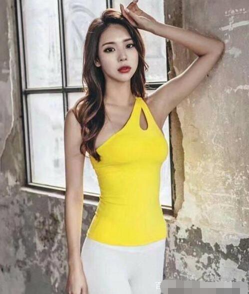 极致紧身的瑜伽裤穿出了门，单调不失成熟女人味