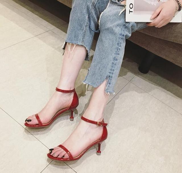 一字式扣带勾出纤细脚踝，高跟凉鞋释放高雅女王气质