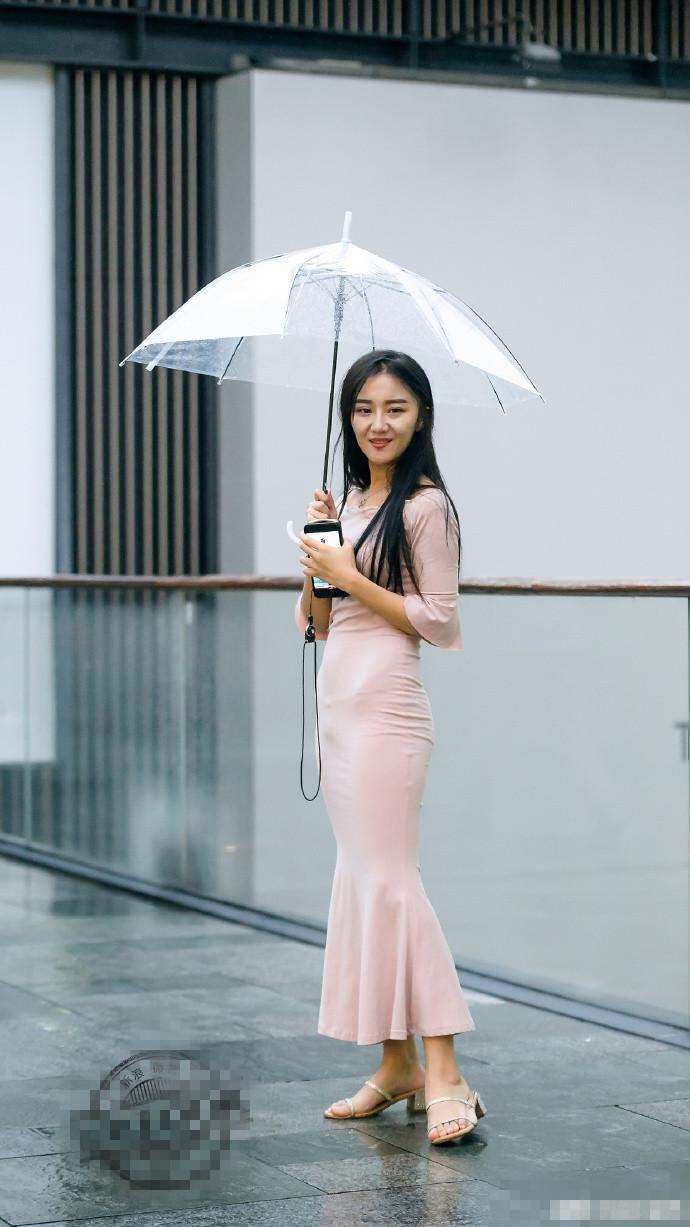 街拍: 雨中徘徊的紧身裙小姐姐, 穿这么少不冷吗?
