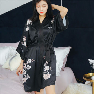 三伏天，女人不穿三角裤不算什么了，只有更夸张的，谁看了都害羞