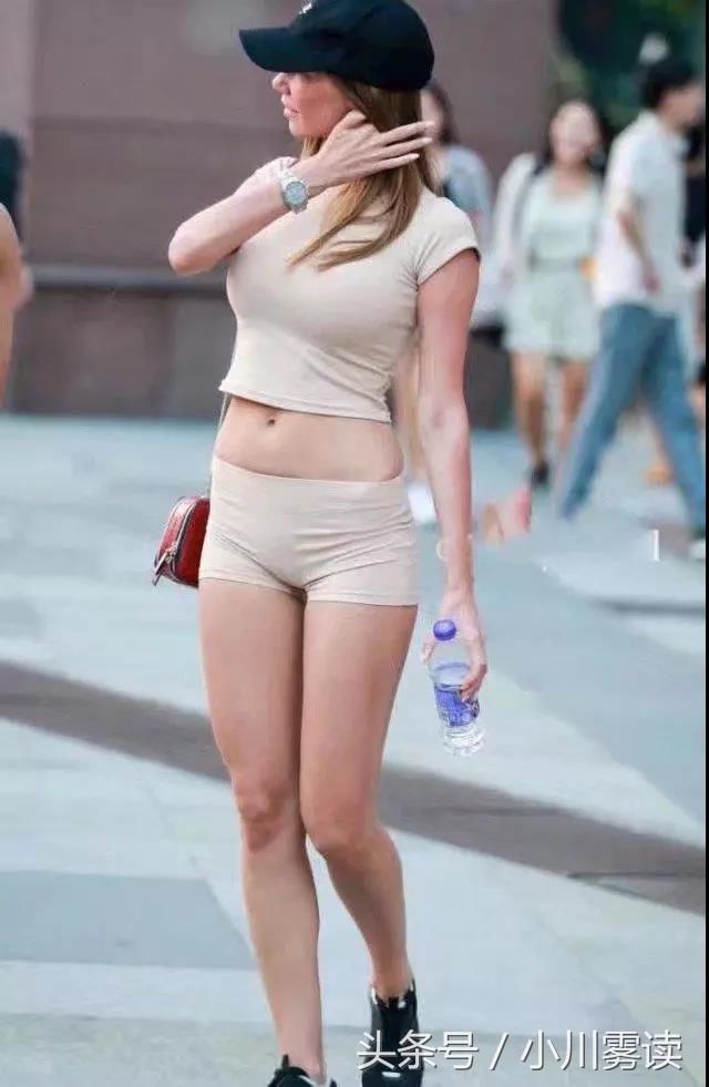 国外气质姐姐肉色紧身衣尽显好身材，穿着大胆风格性感，太撩人