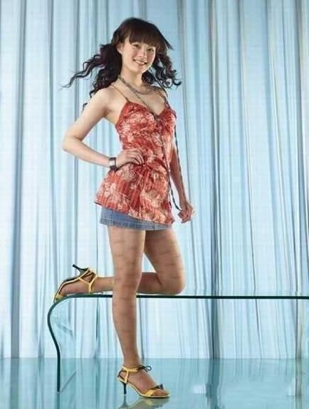 杨幂颜值那么高全被这红色丝袜毁了，孙俪这更土鳖!
