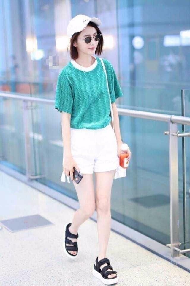 佟丽娅简直是T恤搭短裤的教科书，每一套都能穿出你想要的效果！