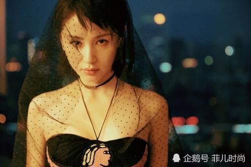 王子文穿短裤现机场,不想却被包包外的小包抢镜,网友:这叫潮流