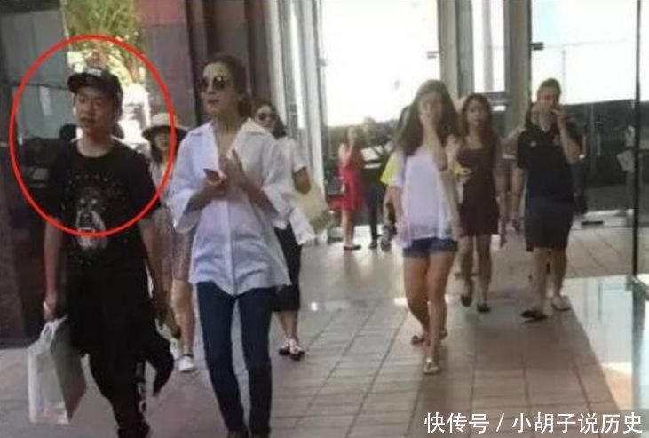 『赵薇』赵薇19岁儿子近照曝光,低调又帅气,网友打扮一下都能出道了
