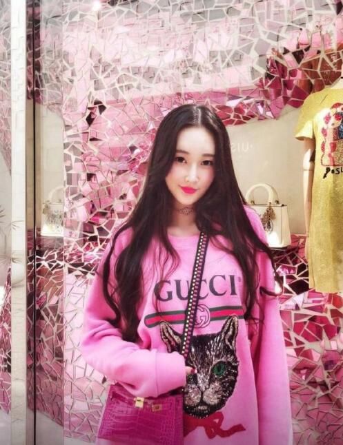 假疫苗老总儿媳被扒出，晒豪车名牌包包惹争议，一块表几十万！