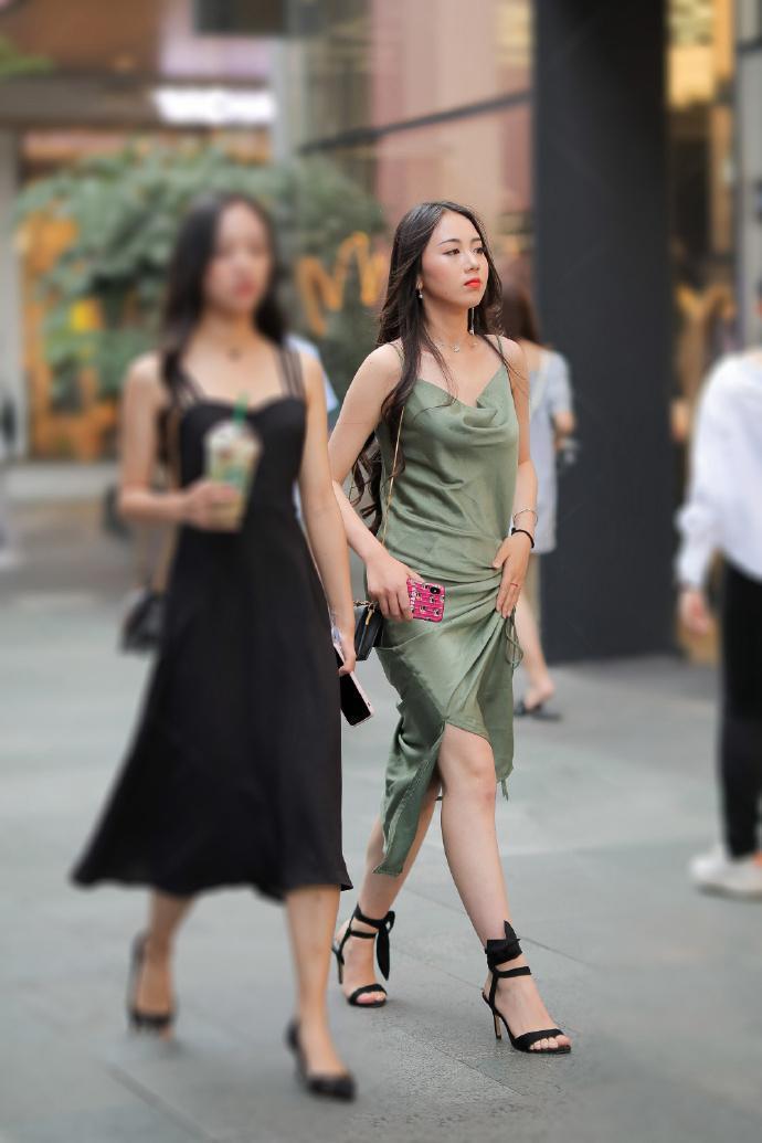  显得|街拍选择清爽减龄的吊带裙，让气质显得优雅又潇洒