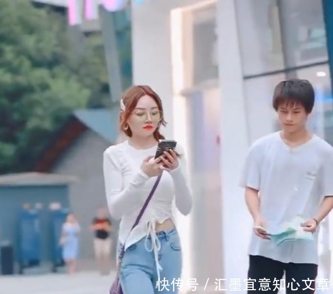 美女|美女这么紧的牛仔裤,你不会出汗吗