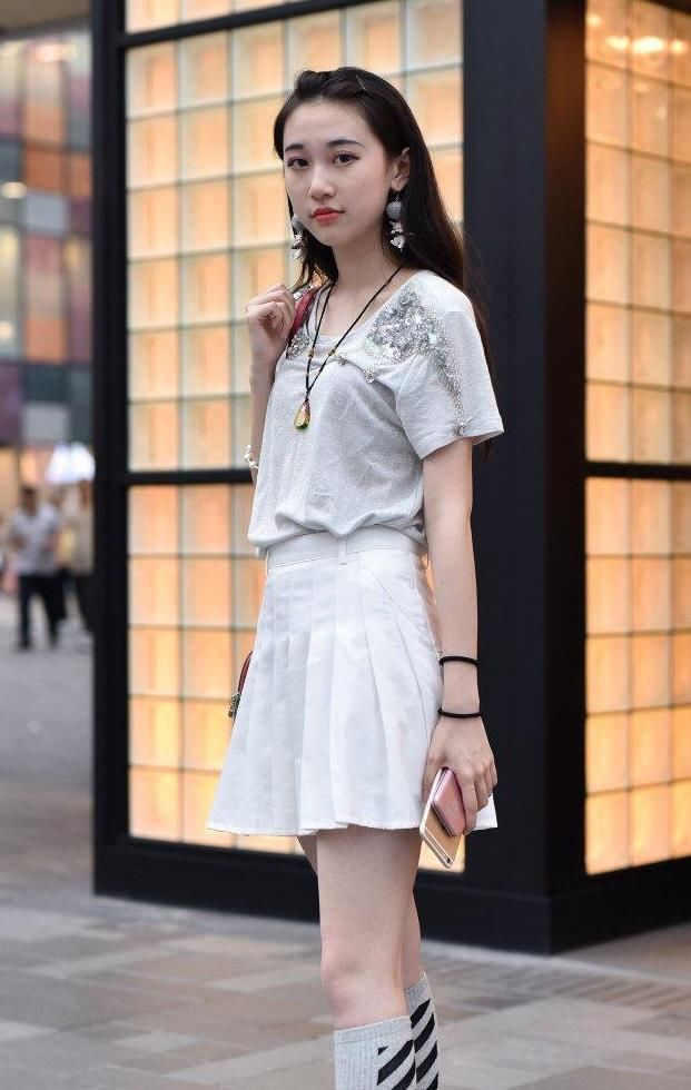 街拍: 清新大气的连衣裙, 高腰腰线下半身比例逆天