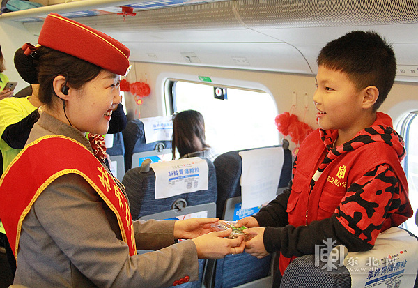 过不一样的中秋节 东北网小记者体验哈佳快速铁路