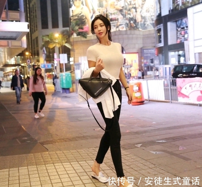 『惹火』街拍性感惹火曲线美女写真