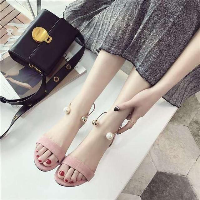 美出天际的高跟露趾凉鞋，尽情展现夏日足尖的诱惑