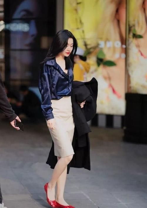  高调■路人街拍，小姐姐青春靓丽自然纯真，穿白色的包臀裙，高调又出众