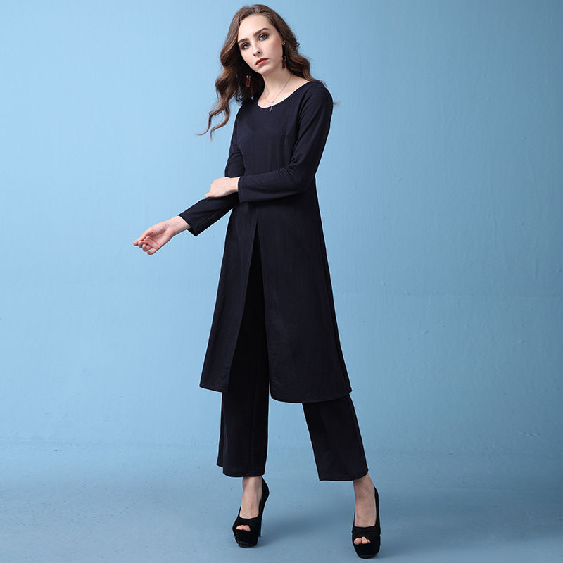 45岁妈妈不再连衣裙配高跟鞋，穿今年流行套装，邻居看了都说美