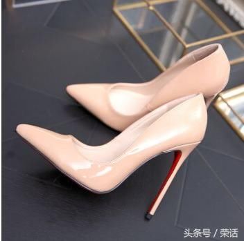 这种高跟鞋的高度最好不要穿，否则会丑死在大街上的