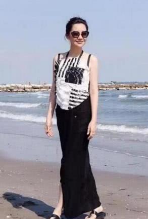 许晴裙子下面穿秋裤，还把秋裤塞凉鞋，网友：像农村大妈