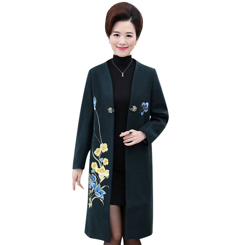 妈妈，秋天从不穿高跟鞋!平底鞋搭配套装，显瘦又减龄