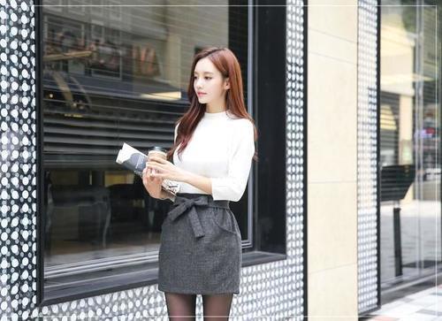 街拍 高跟鞋短裙美女，黑丝更有气质！