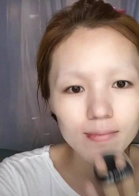 抖音“无眉大妈”迅速走红，妆前没人看一眼，妆后征服男神