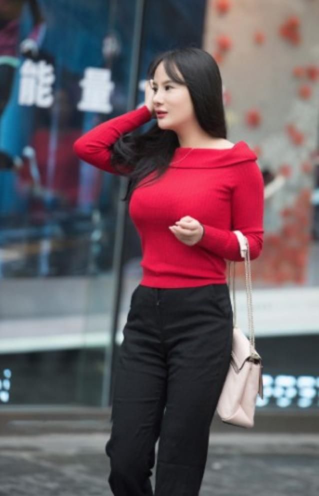 红与黑的时尚搭配，身材夸张胜过大嫂徐冬冬！