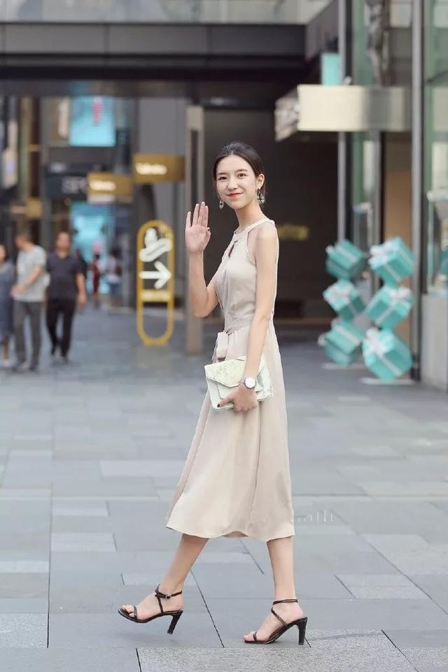 『蛋糕』街拍:小姐姐身穿红色的无袖连衣裙,蛋糕裙显得飘逸又时尚