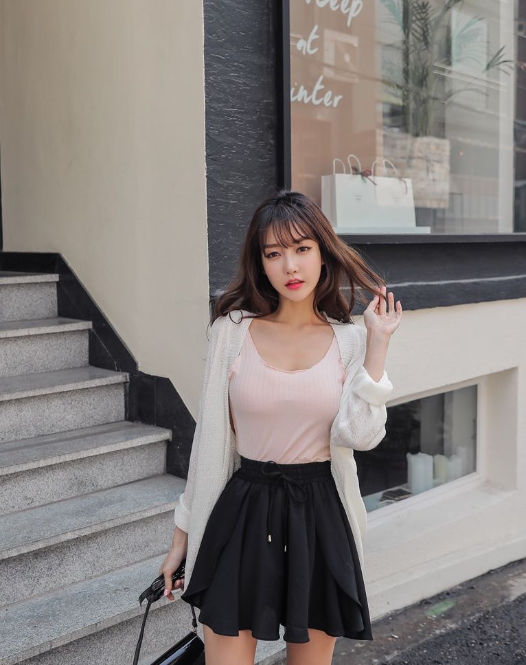 街拍 黑色短裙美女，丰腴身材，天使容貌！