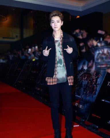 鹿晗就是壕，花8900买了双涂满胶水的鞋，不怕关晓彤生气吗？