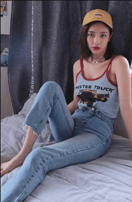 紧身裤还能免去穿衣搭配的烦恼，上身大气又不迷人魅力