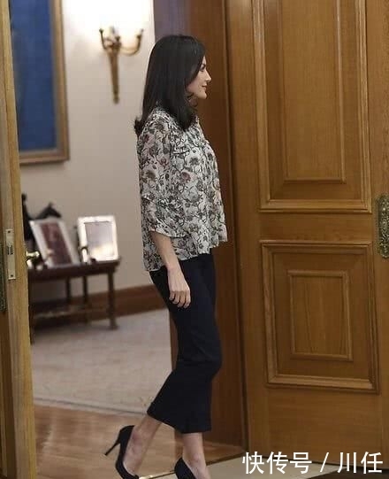 脚踝：西班牙王后穿衣罕见翻车！碎花衣配裤子太显土气，纤细脚踝我羡慕